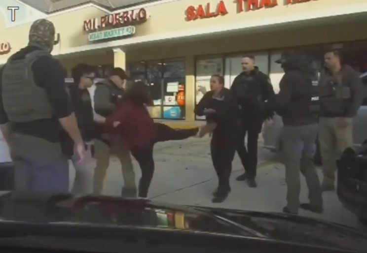 PG模拟器-女子踹警察被ICE特工强力摁倒!州长回应:这里不是明尼苏达
