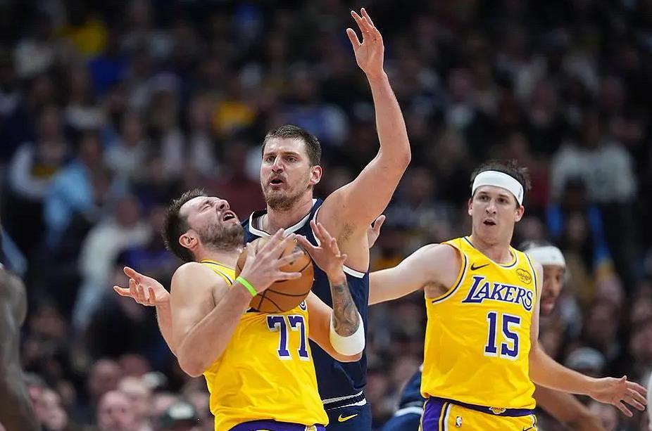 PG模拟器-绝平+绝杀！湖人127-125力克掘金，看数据：他才是头号功臣！